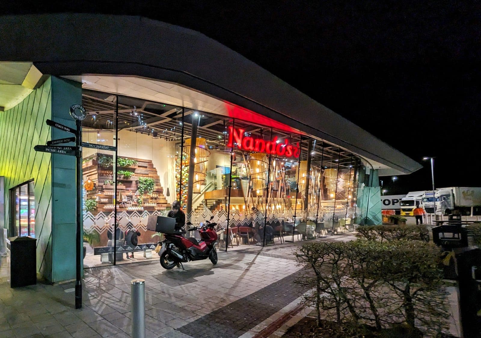 Nando's Cobham Services - image 1