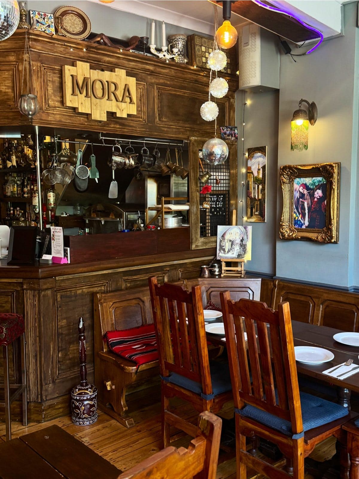 Mora Meza Bar & Restaurant - image 1