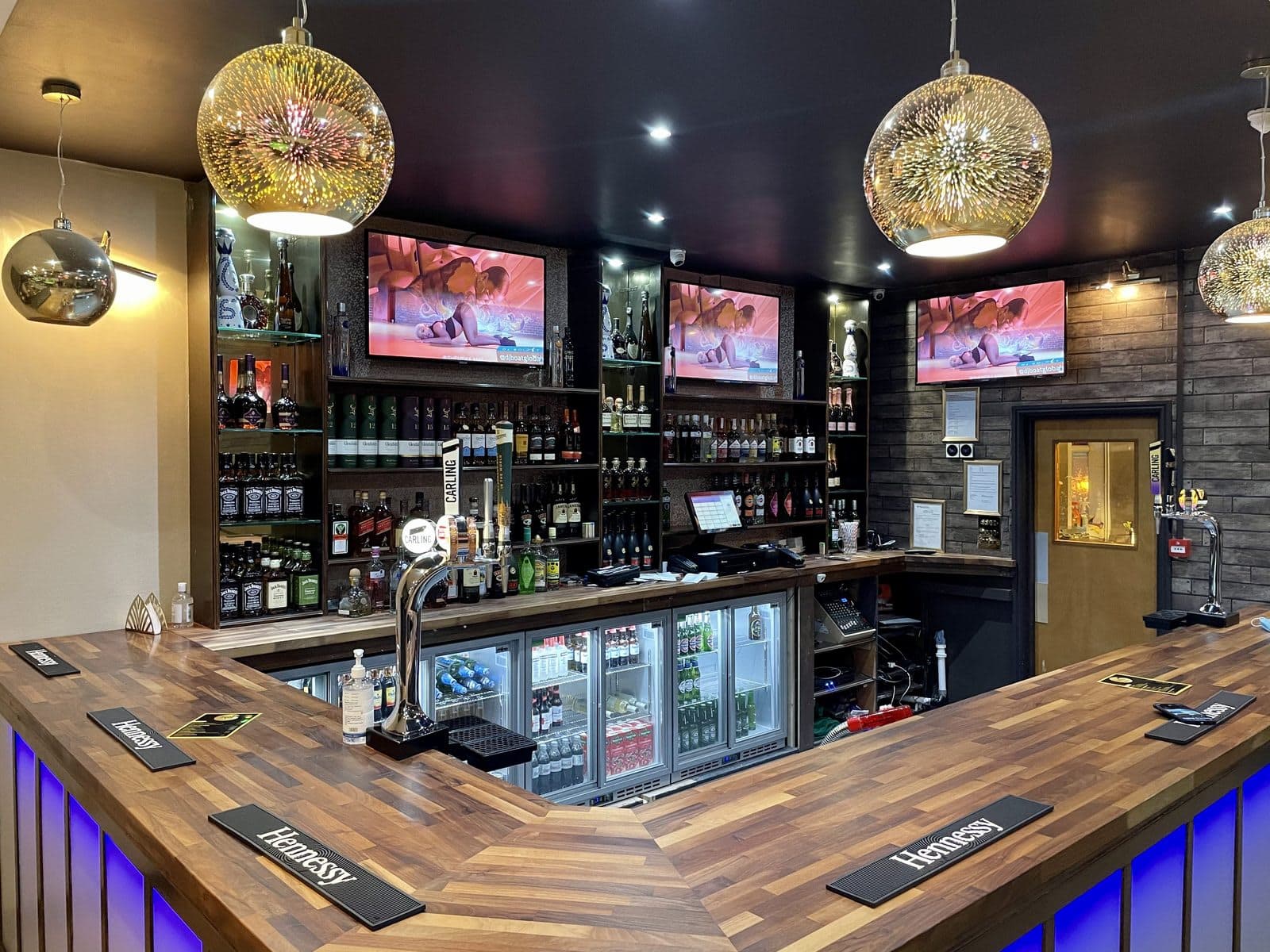 R3 Restaurant and Bar - image 1