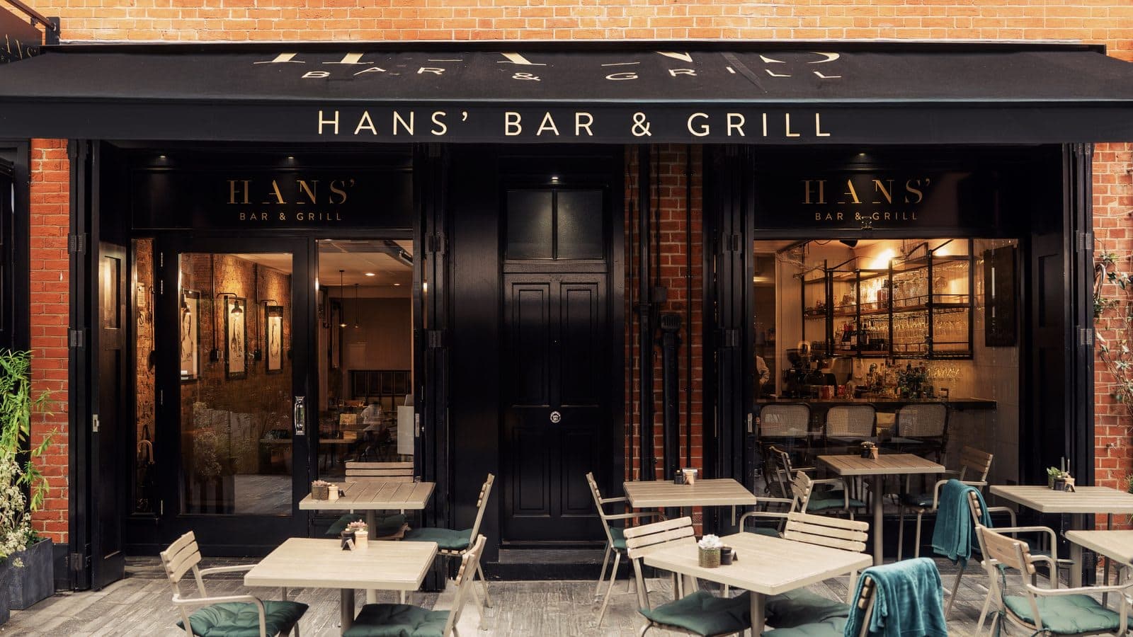 Hans' Bar & Grill - image 1