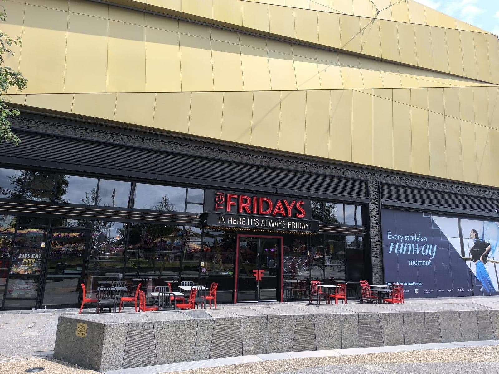 TGI Fridays - Lakeside Quay - image 1