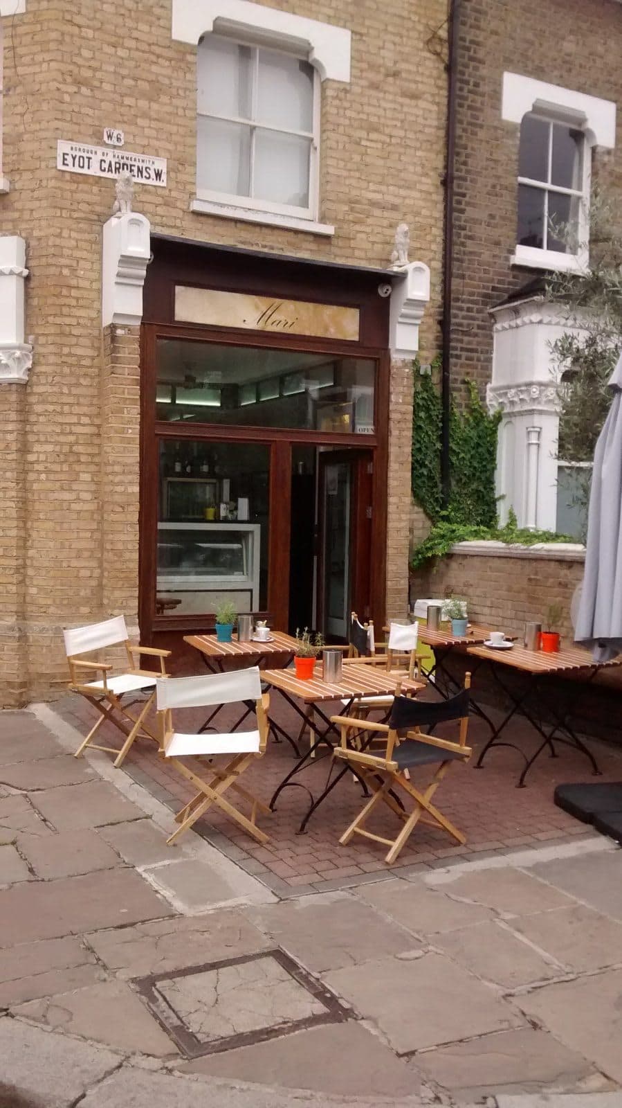 Mari Deli & Dining - image 1