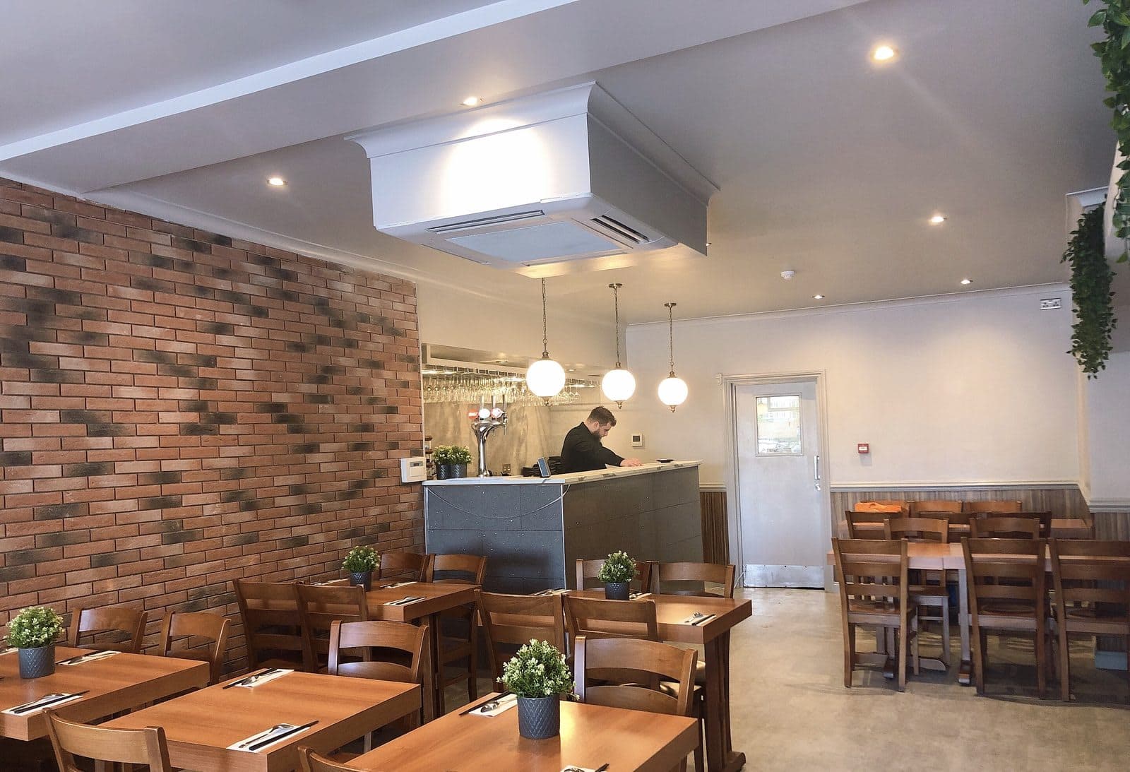 Nom Nom Restaurant - image 1