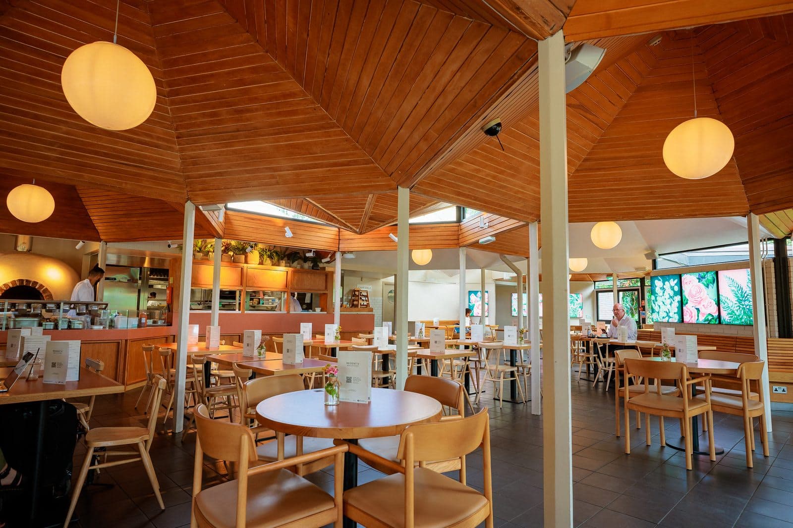 Regent's Bar & Kitchen - image 1